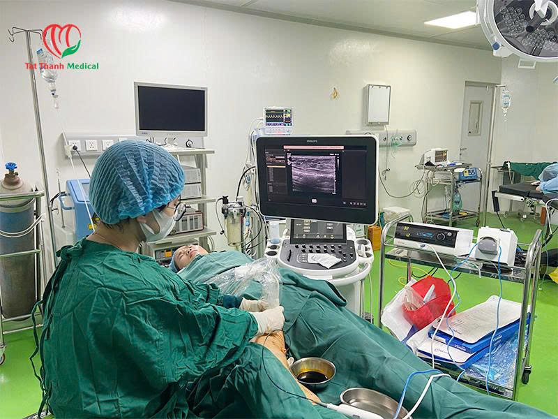 máy điều trị suy tĩnh mạch bằng sóng cao tần trong phòng mổ