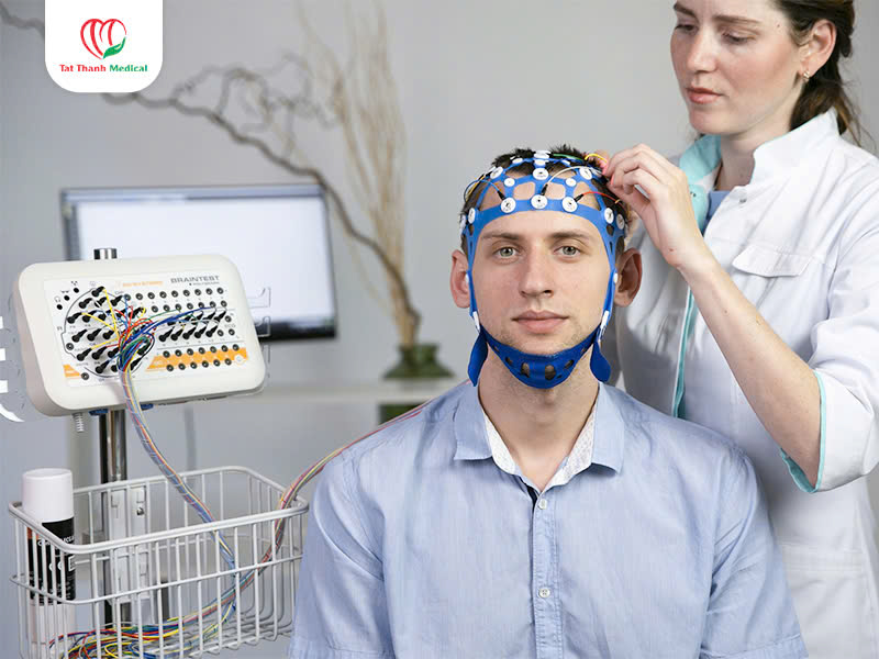 người dùng máy điện não