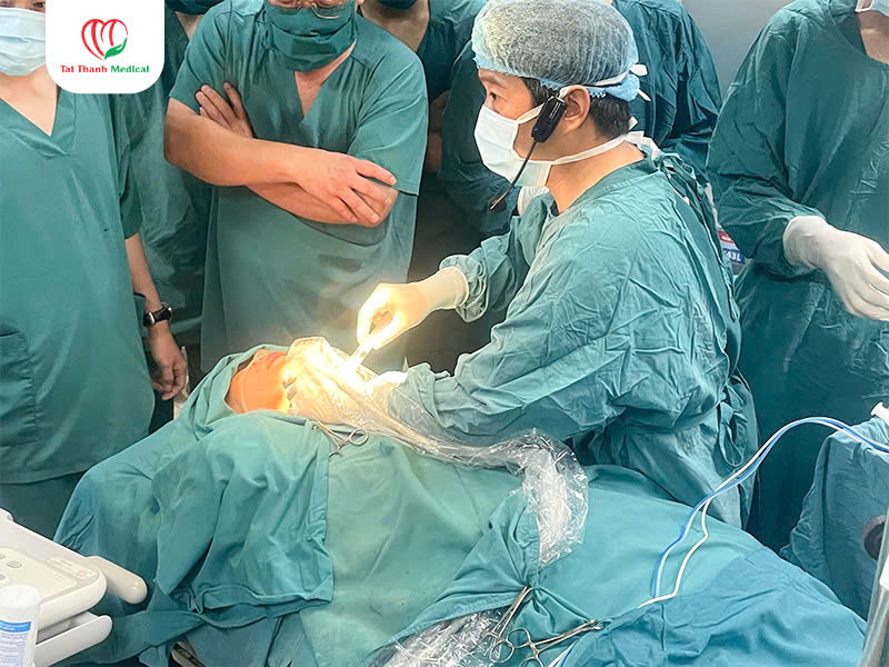 Máy đốt sóng cao tần điều trị trĩ trong phòng mổ