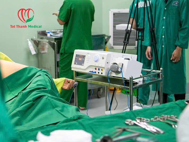 máy điều trị trĩ bằng sóng cao tần trong bệnh viện