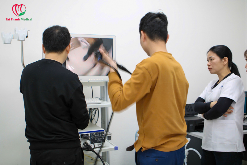 Tất Thành hướng dẫn đội ngũ bác sĩ tại phòng khám sử dụng hệ thống nội soi