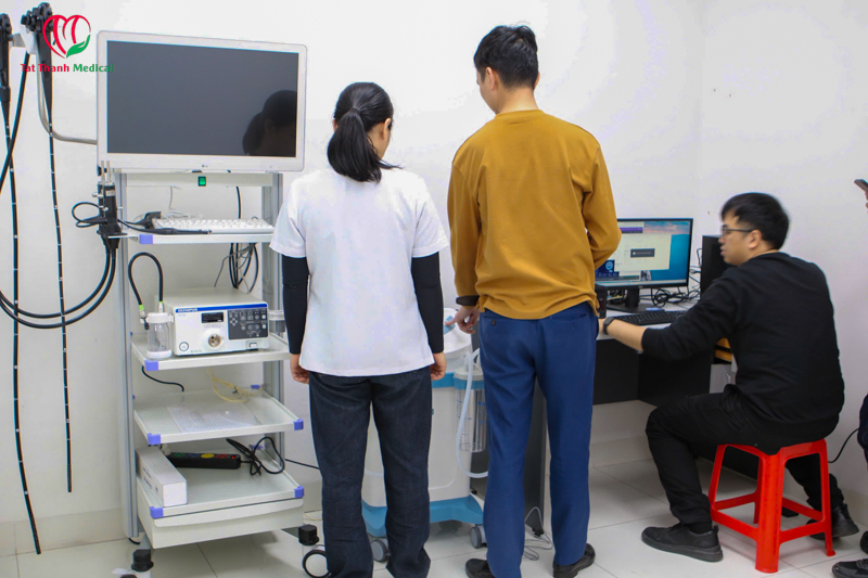Tất Thành hướng dẫn đội ngũ bác sĩ tại phòng khám sử dụng hệ thống nội soi